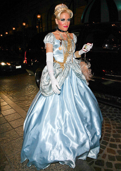 Gwen-Stefanie-Dressed-As-Cinderella