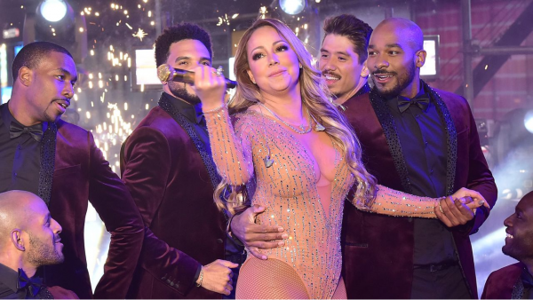 Mariah-Carey-New-Years-Eve-performance-with-backup-dancers.